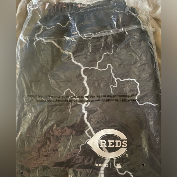 EXCLUSIVE Men’s Cincinatti Reds “PLEASURES Lightning Shorts” - Picture 4 of 4